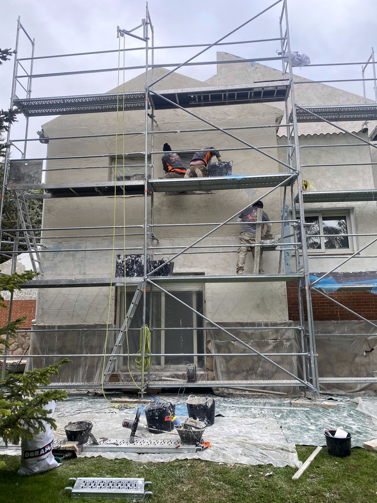 Equipo de Grupo Illescas trabajando en fachada con andamio