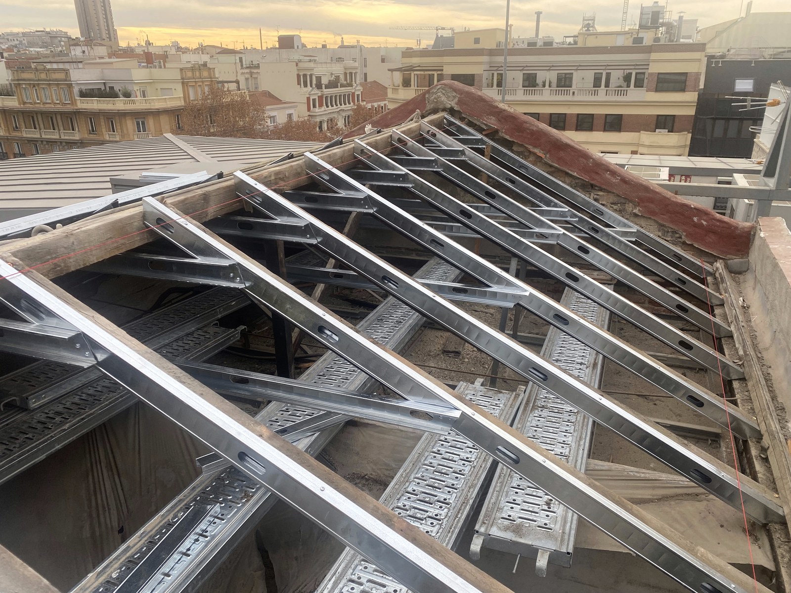 Estructura metálica de cubierta inclinada en rehabilitación