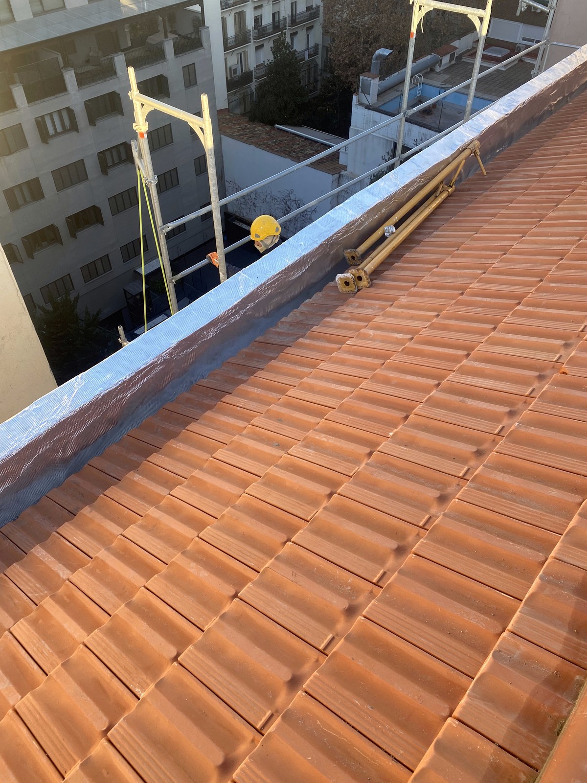 Tejado de teja terracota completo en buen estado