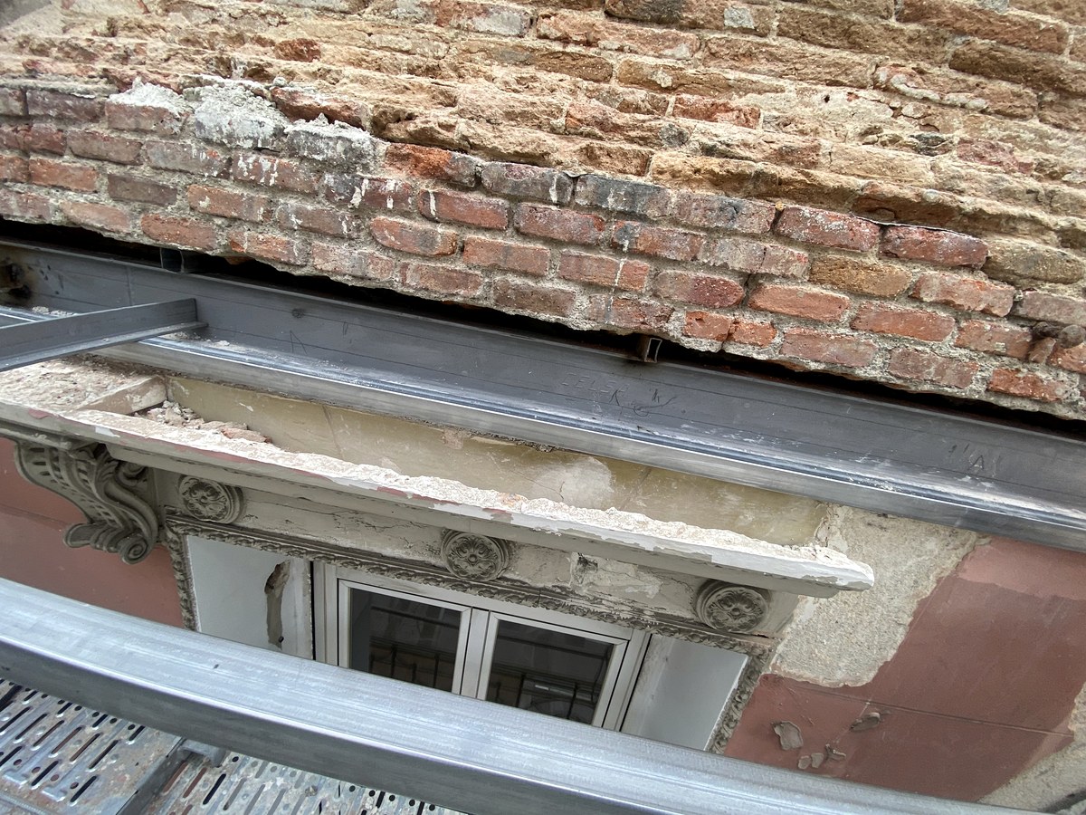 Refuerzo estructural con fibra de carbono en forjado de edificio de Madrid