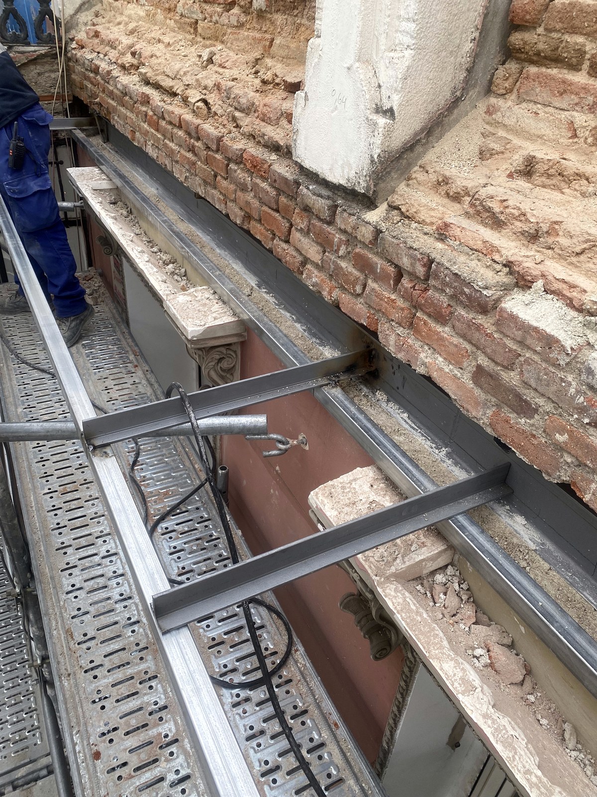 Detalle de perfilería metálica colocada para refuerzo estructural